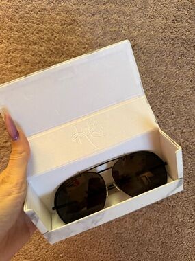 Aviator diff khloe kardashian Sunglasses in Black with White Case